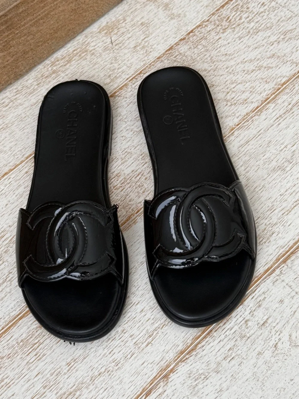 UNWORN Chanel black patent leather Interlocking CC logo slides 40